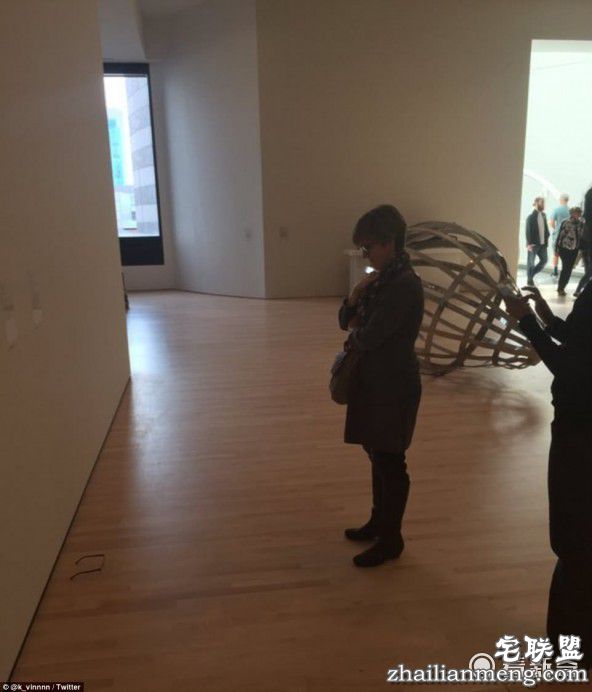 他随手把眼镜放地板上 竟被人当艺术品围观拍照！