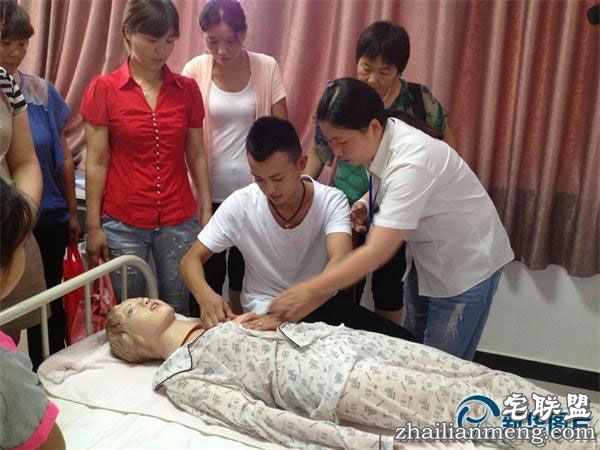 90后男性催乳师月薪轻松上万爸妈反对 女友吃醋！