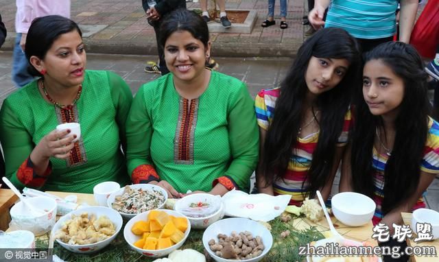 现实版“连连看”！云南墨江1000余对双胞胎共享长街宴