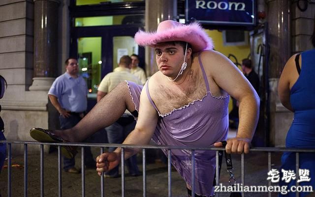 实拍：夜后英国街头的醉酒百态