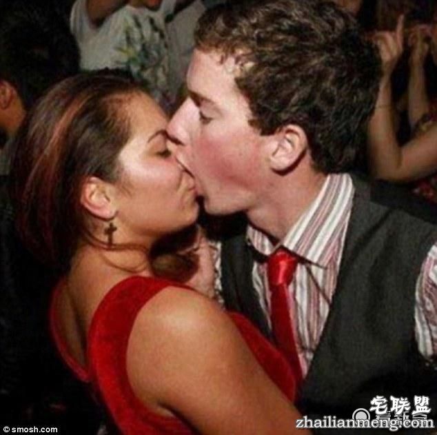 国外这组公共场合亲热照 尺度有点大啊（图）