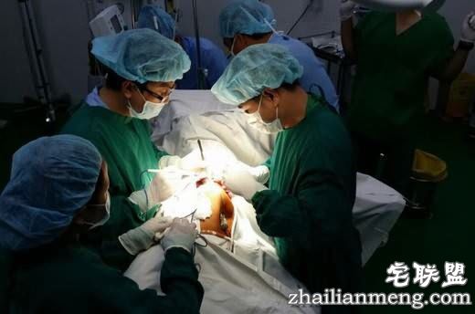 印度10岁男童被1米长钢筋贯穿,4小时手术后已无大碍！