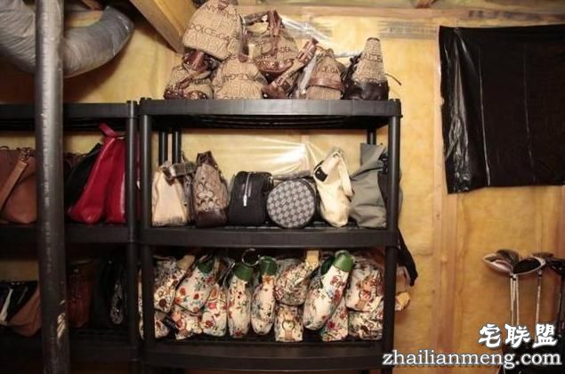 警察抓住传奇大盗后搜查其住所，推开门进去现场所有人被惊呆了！