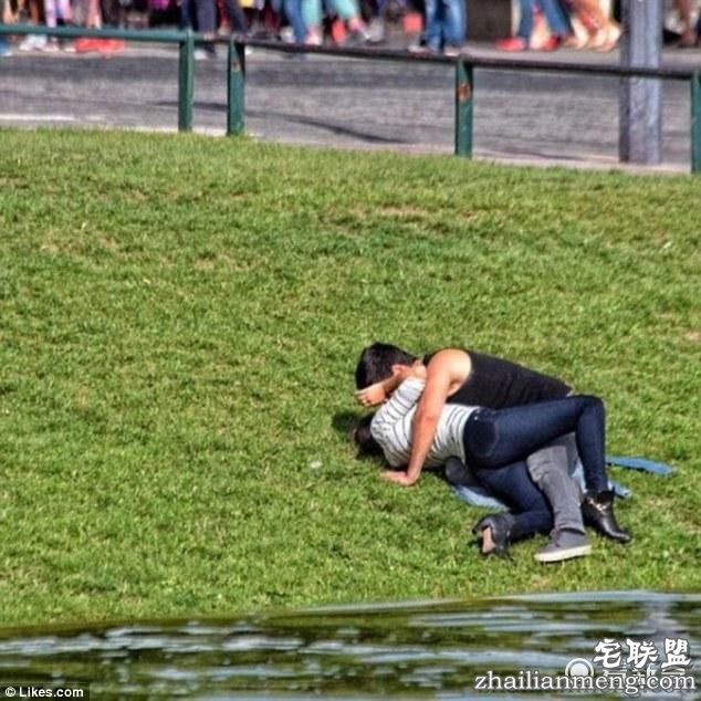 国外这组公共场合亲热照 尺度有点大啊（图）