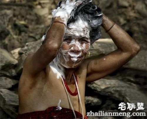 尼泊尔女人露天洗澡引围观 画面香艳令人血脉喷张！