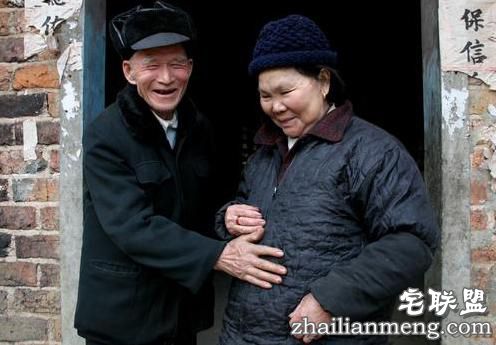 惊闻!60岁乡村老妇生下一条白蛇 超感人！