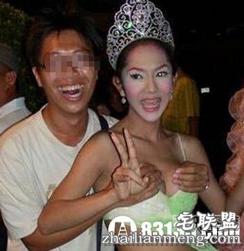 太给力！云南摸奶节女子半遮奶随便摸