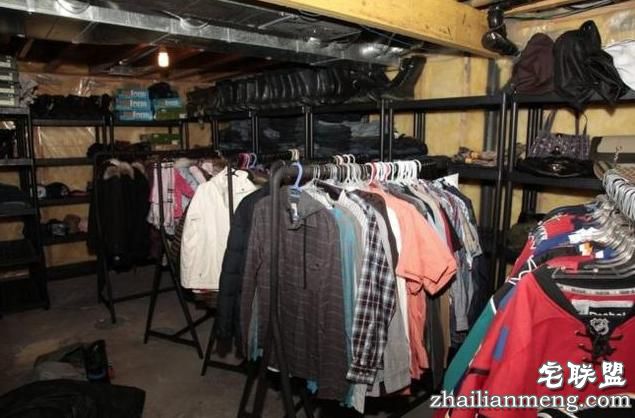 警察抓住传奇大盗后搜查其住所，推开门进去现场所有人被惊呆了！