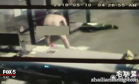 奇葩!男子入室盗窃大吃大喝后竟全裸打扫1小时