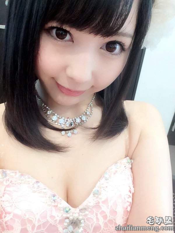 《宅宅AVDay》倒数第四张跟JULIA大槻响合影的短发的女生是谁啊?