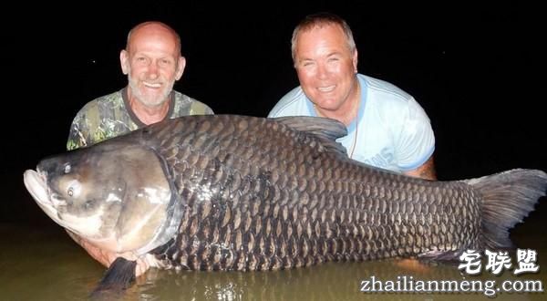 男子用好友骨灰当鱼饵