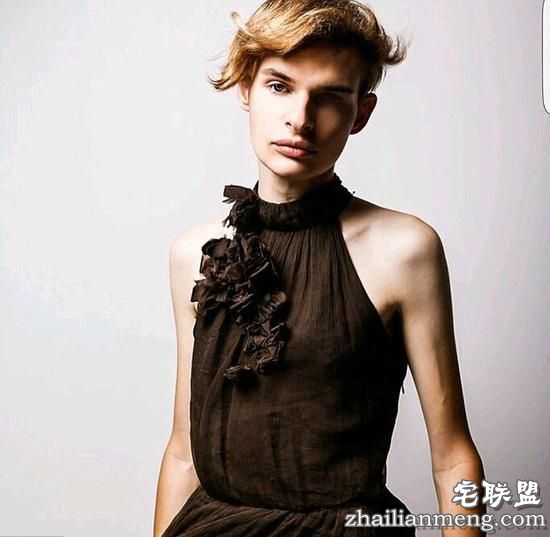 双性模特自曝：同时拥有“丁丁”和“子宫”但她却想自杀