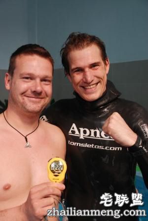 水上憋气22分钟全球纪录保持着 网友:不需要呼吸的男人