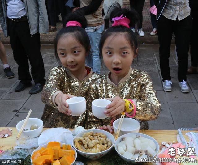 现实版“连连看”！云南墨江1000余对双胞胎共享长街宴