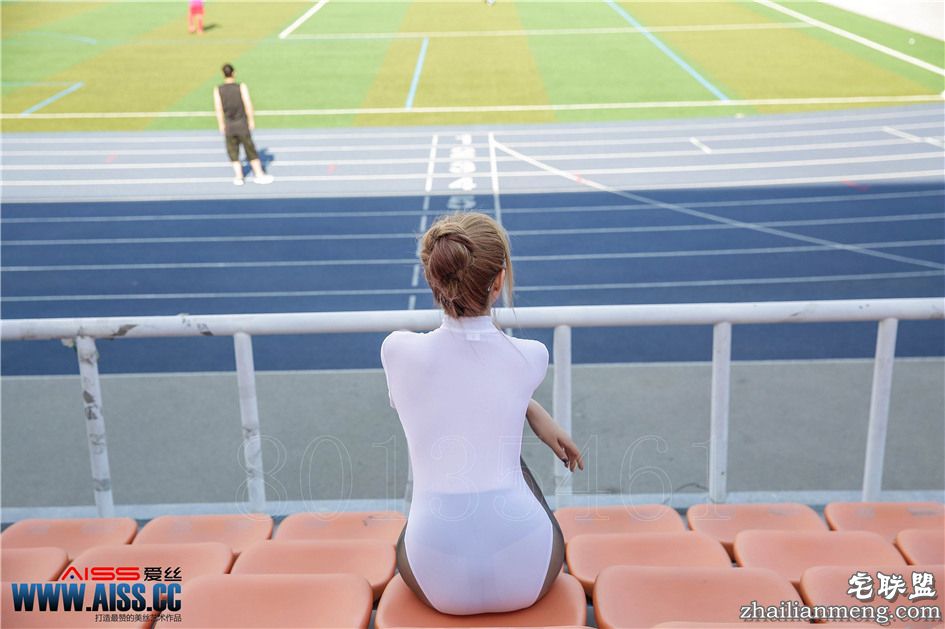 [爱丝] 性感眼镜妹体育馆丝袜美腿高清个性摄影图片 第104期第12张