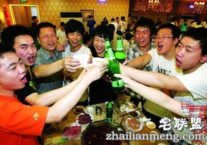 女子大吃大喝胃爆炸险猝死！呵护肠胃的7大注意事项！