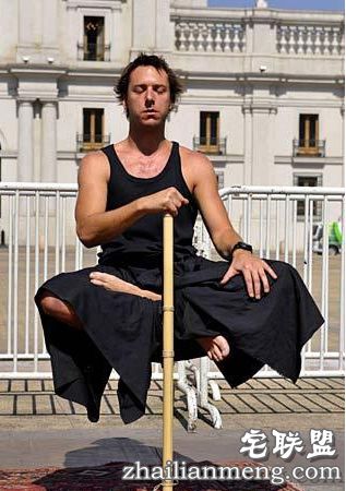 神奇的人体漂浮令人看得目不转睛！