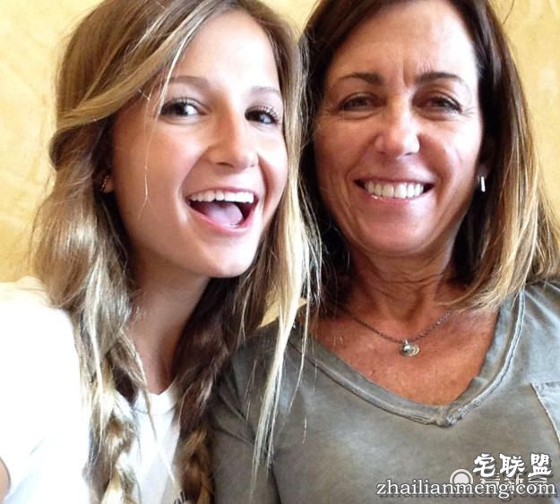 大写的“囧”:妈妈跑错女儿宿舍躺别人床上玩自拍