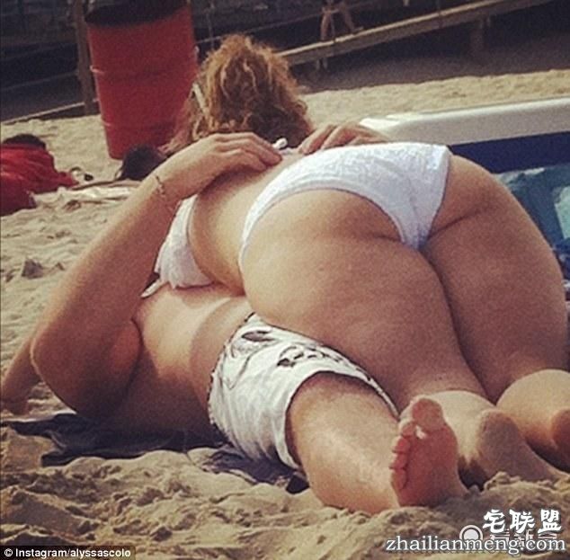 国外这组公共场合亲热照 尺度有点大啊（图）