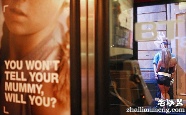 实拍：夜后英国街头的醉酒百态