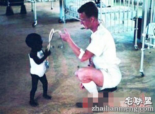 网曝!全球上最黑的孩子走红:黑的看不见