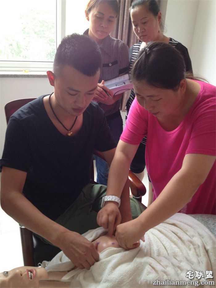 80后小伙当职业催乳师 真人催乳过程曝光