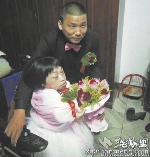 89厘米高瓷娃娃怀孕当妈 专家:这样当妈赌注太大