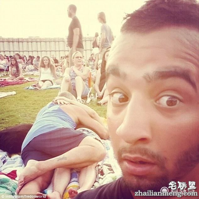 国外这组公共场合亲热照 尺度有点大啊（图）