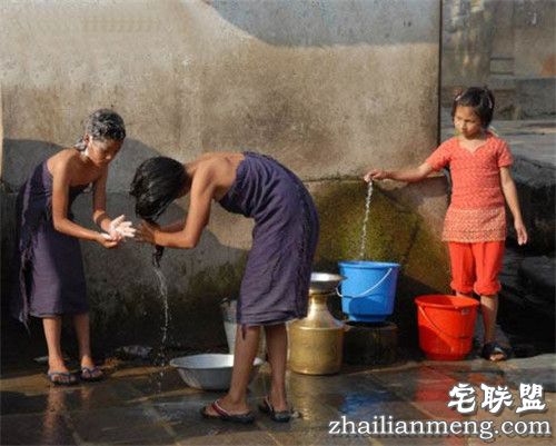尼泊尔女人露天洗澡引围观 画面香艳令人血脉喷张！