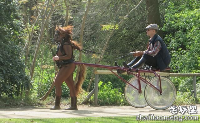 德国女子竟扮成马拉车，男子端坐驾驭她！
