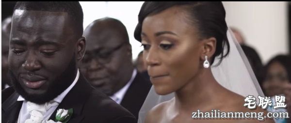 新娘太美了  新郎控制不住竟在婚礼上哭成泪人