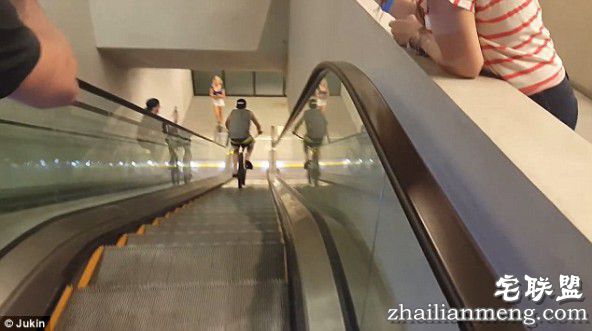 美国少年骑自行车下电梯 没刹住直接撞墙上！