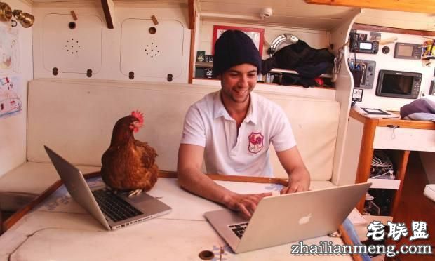 奇葩！法国小伙带只母鸡环游世界 只为吃上鸡蛋