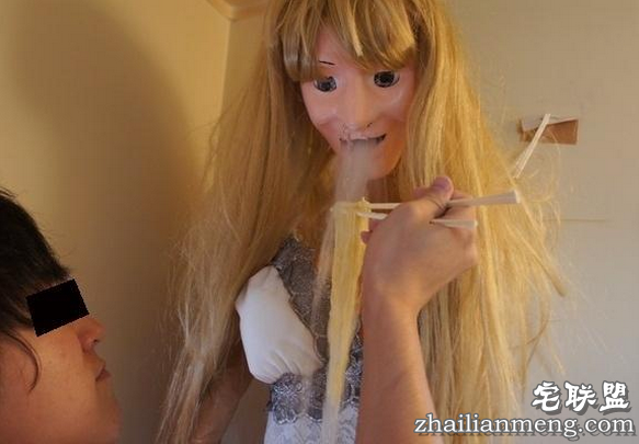 日本单身男很寂寞 将浴室莲蓬头改造成女朋友