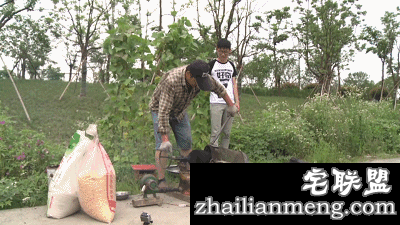 天啦噜！居然有人用爆米花的大炮筒爆小龙虾，看到结果我惊呆了