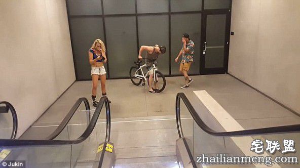 美国少年骑自行车下电梯 没刹住直接撞墙上！