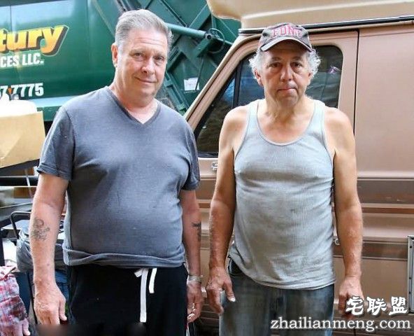 美国男子在车里住了15年