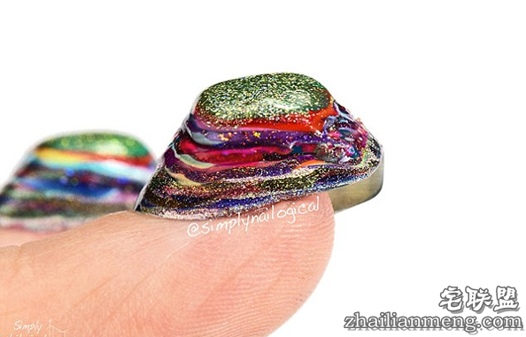 女子花12小时涂了116层指甲油 结果就变这样