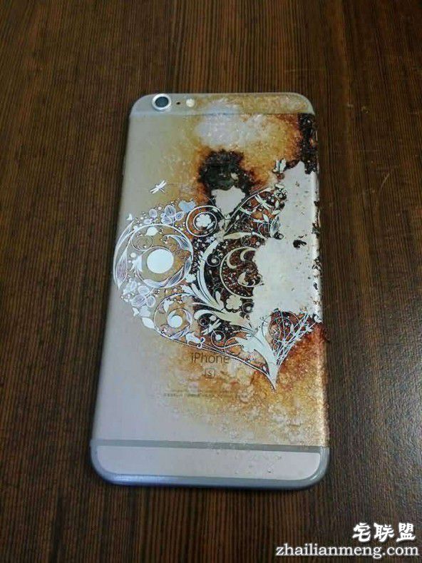 iPhone6s放抽屉竟自燃了 手机壳意外烧出美丽图案