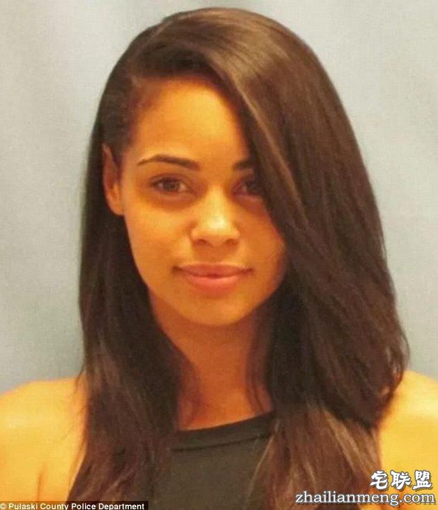 女罪犯入狱照迷人微笑超美，男囚犯直呼“监狱小宝贝”！