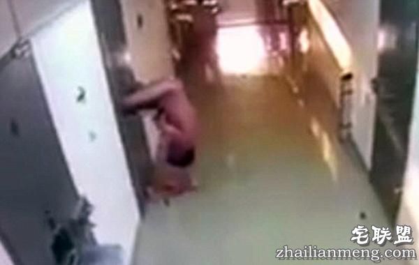 越狱新招:俄飞贼裸身从监狱取饭口挣脱逃跑