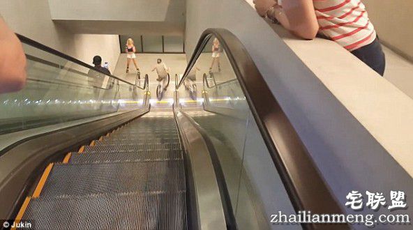 美国少年骑自行车下电梯 没刹住直接撞墙上！