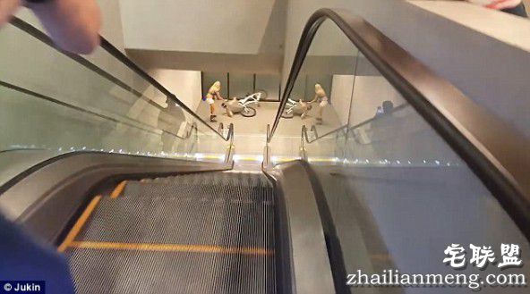 美国少年骑自行车下电梯 没刹住直接撞墙上！