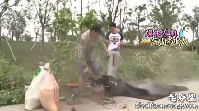 天啦噜！居然有人用爆米花的大炮筒爆小龙虾，看到结果我惊呆了