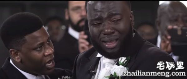 新娘太美了  新郎控制不住竟在婚礼上哭成泪人