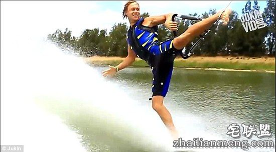 男子在湖面光脚表演