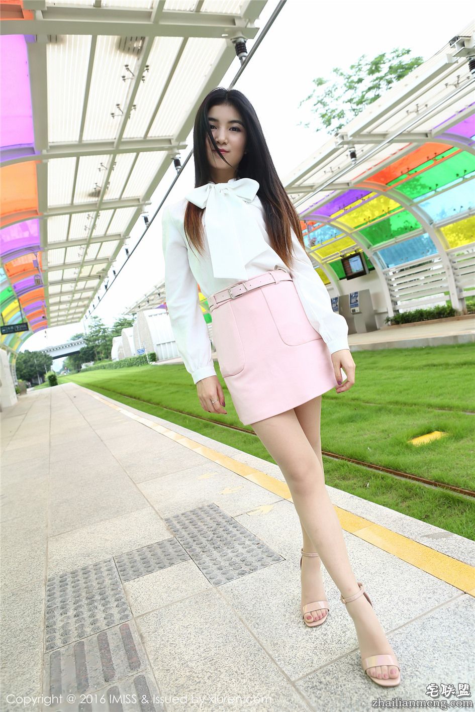 [爱蜜社] 都市白领Winki丝姬性感丝袜高跟外拍图片 Vol.094第5张