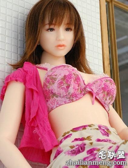 泰国和尚不淡定，竟在方丈房间里搜出充气娃娃！