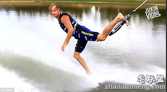 男子在湖面光脚表演