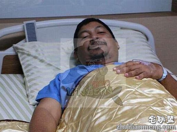 男子上厕所被一条大蟒蛇紧紧咬住了下体 惨叫声不断！